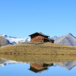 Zupalsee Hütte mit Gebirgskette im Hintergrund