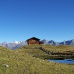 Zupalsee Hütte Vorderansicht mit See